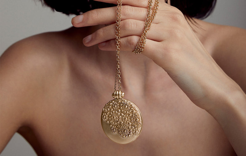 MY MUSE GLORY EMBOSSED LOCKET NECKLACE